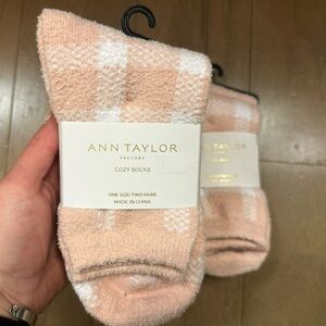 NWT / 2 Pairs Fuzzy-Cozy Socks / OS